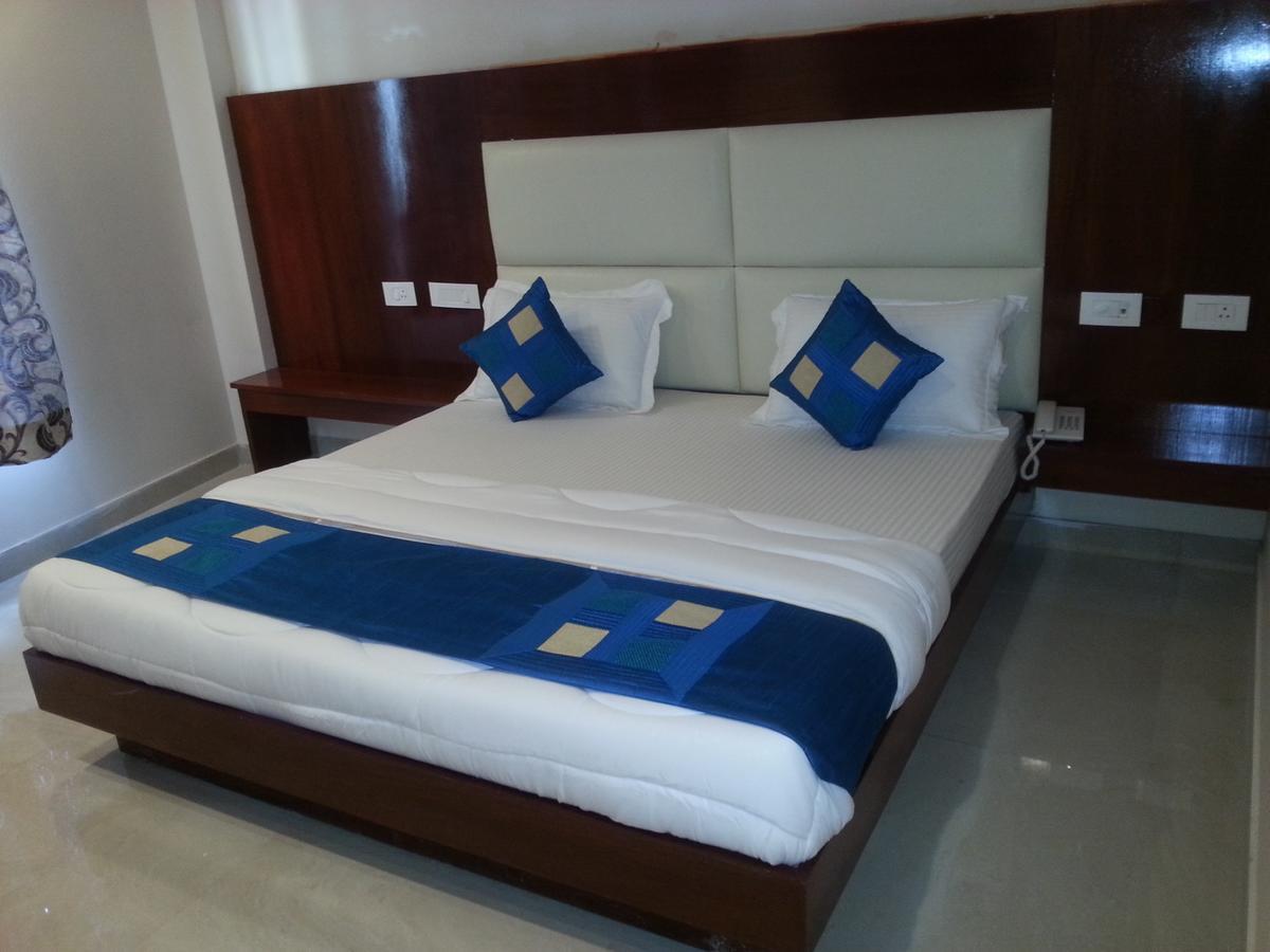 Hotel Sapphire New Delhi Exteriör bild