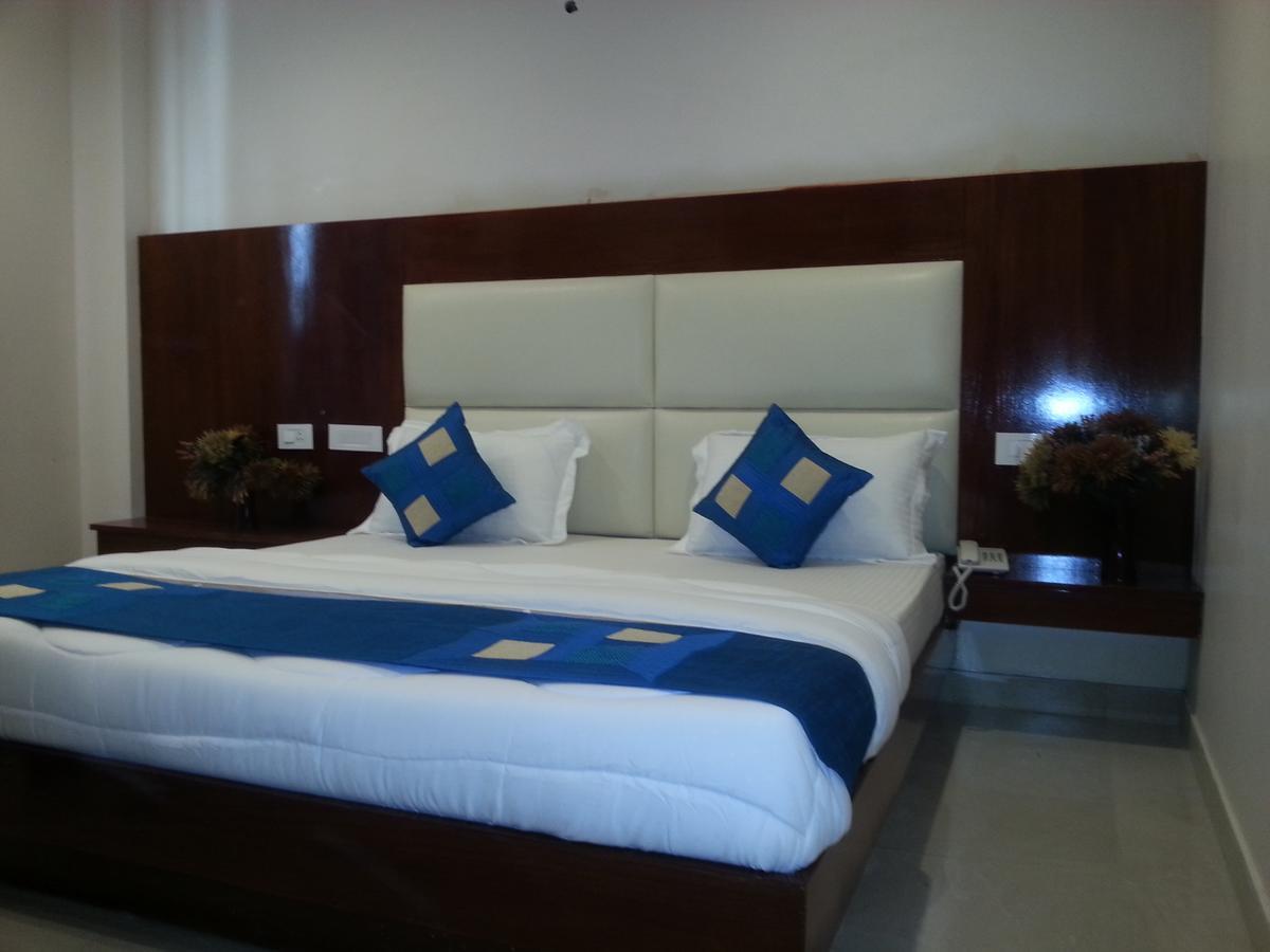 Hotel Sapphire New Delhi Exteriör bild