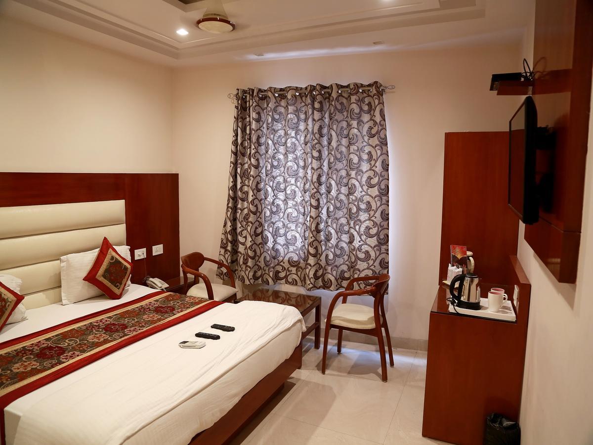 Hotel Sapphire New Delhi Exteriör bild