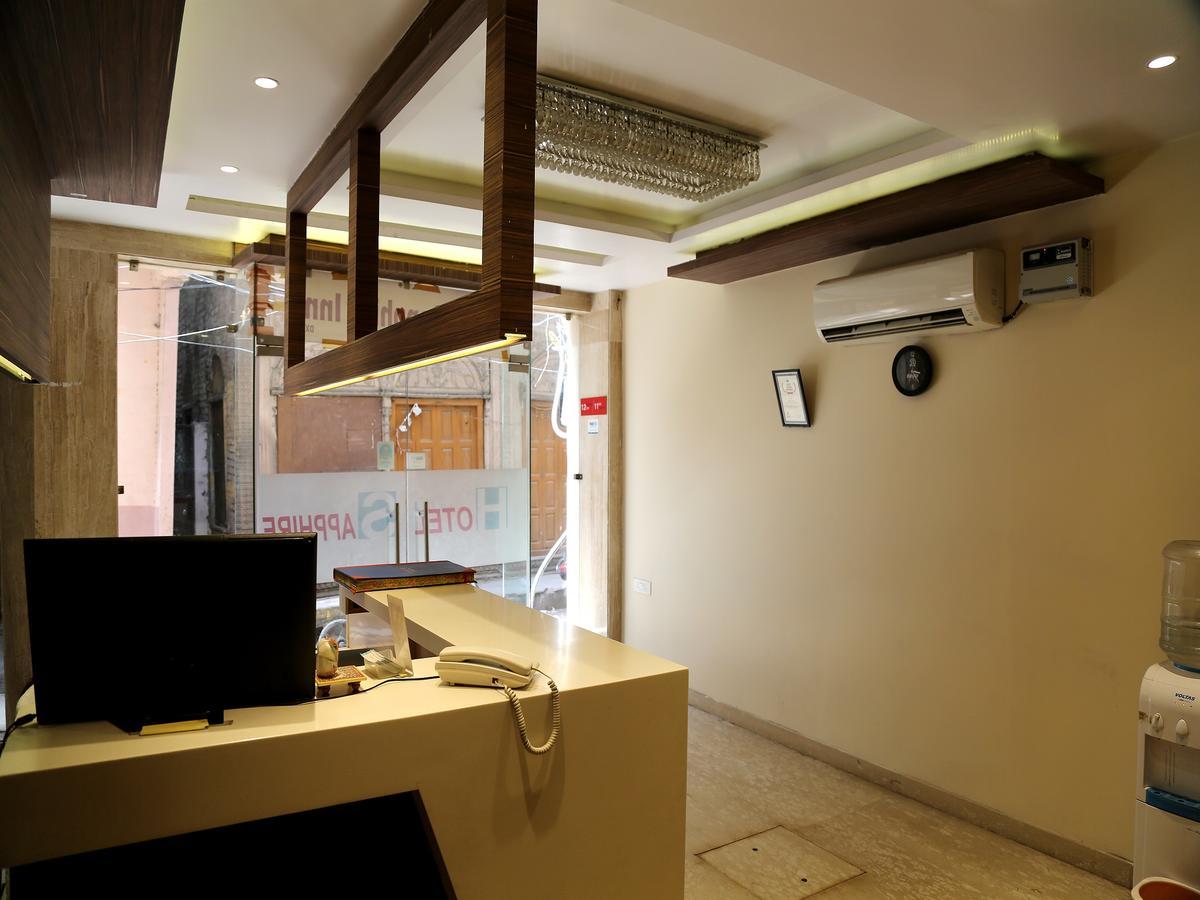 Hotel Sapphire New Delhi Exteriör bild