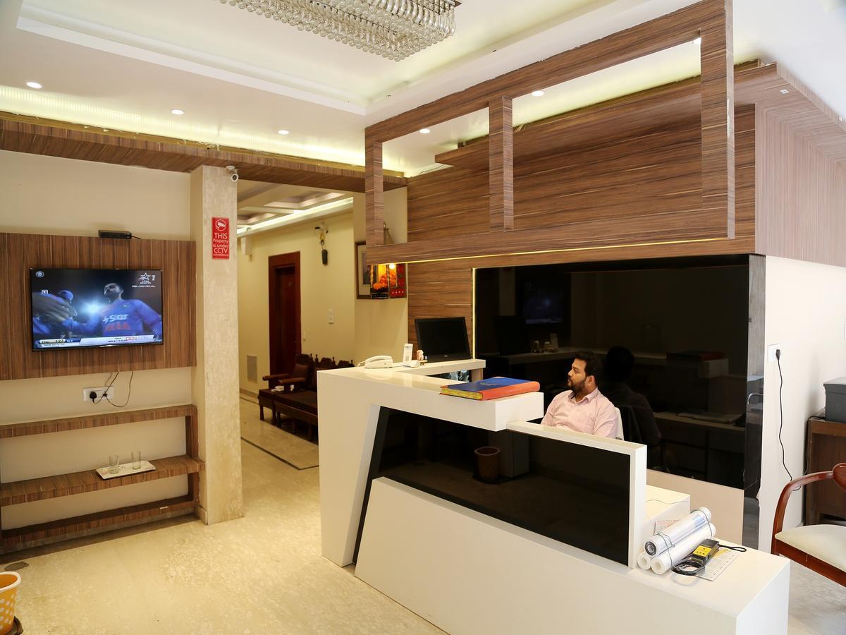 Hotel Sapphire New Delhi Exteriör bild