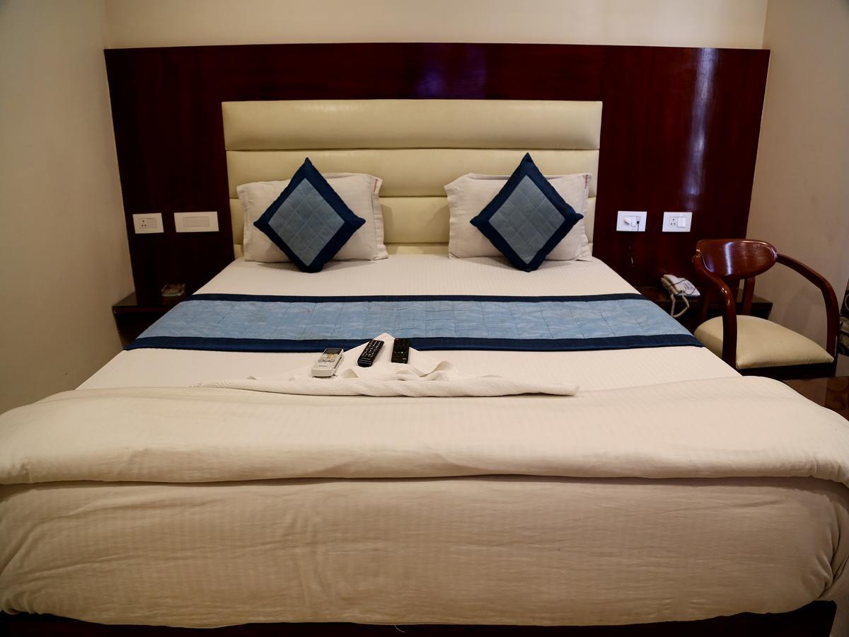 Hotel Sapphire New Delhi Exteriör bild